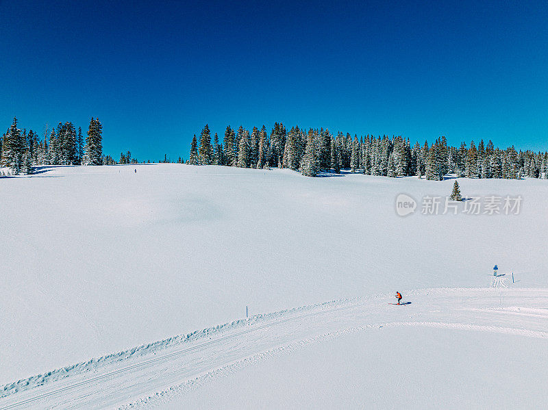 广角航拍越野滑雪者在科罗拉多的Grand Mesa国家森林的修整过的小道上滑雪